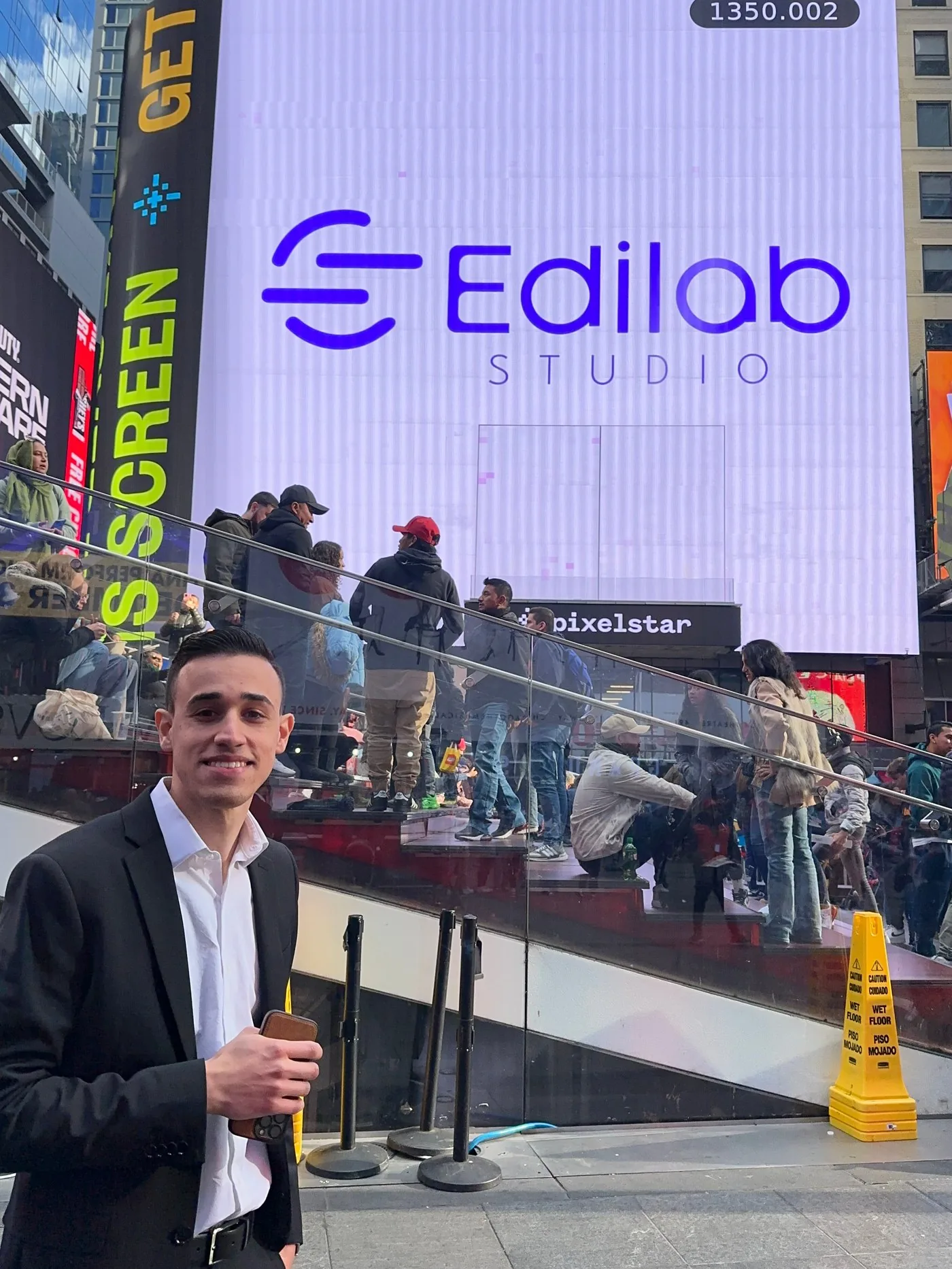 Edilab Studio presenting at a business event